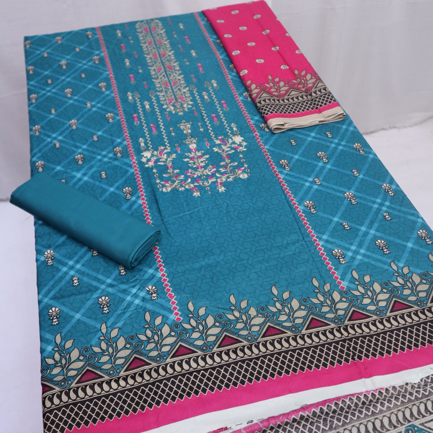 Diamond Linen Embroidered (1372-019) Signature