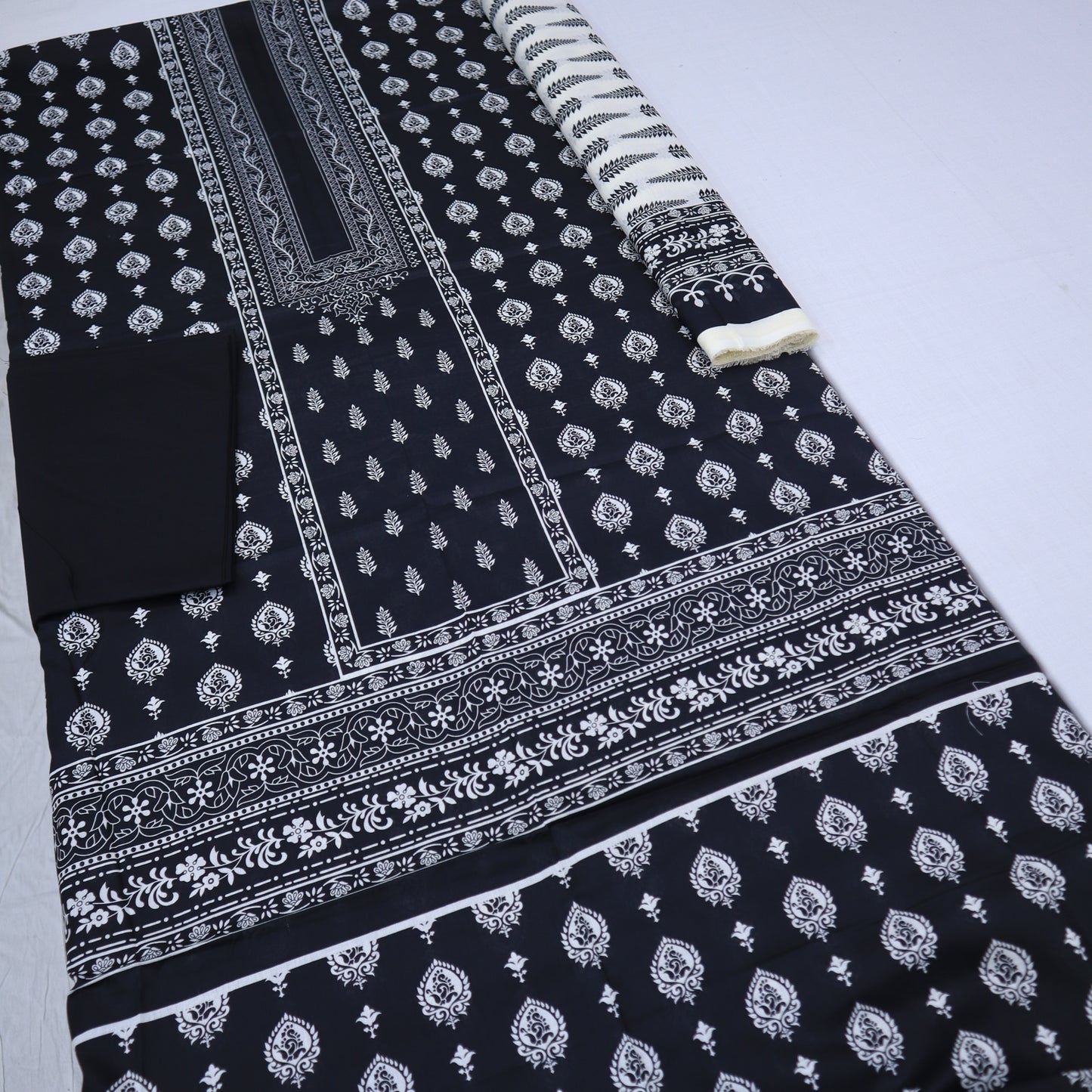 Safina Black & White Digital Lawn (1536-004)