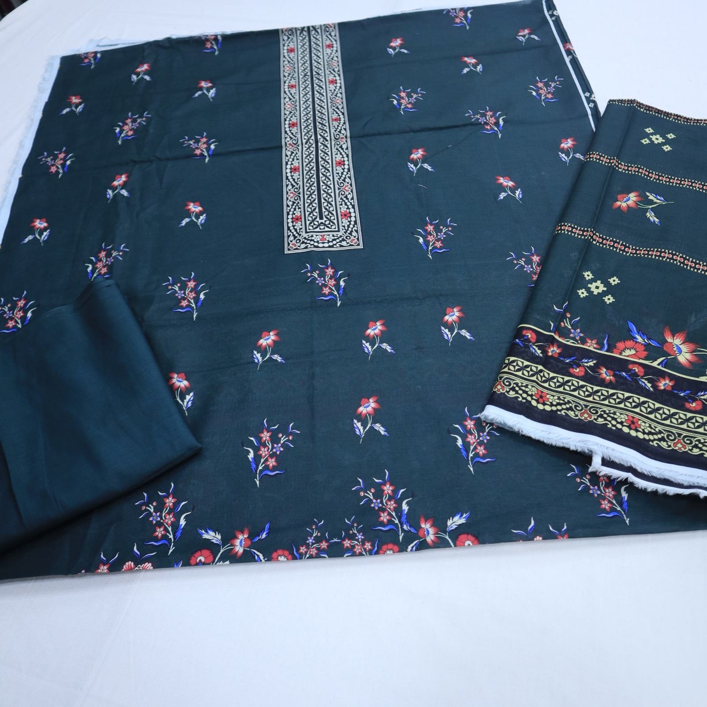 Chaarcol Digital Print Lawn 3 Piece (1950-002)
